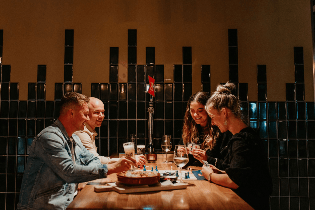 Groep vrienden borrelt bij The Boules Club Alkmaar